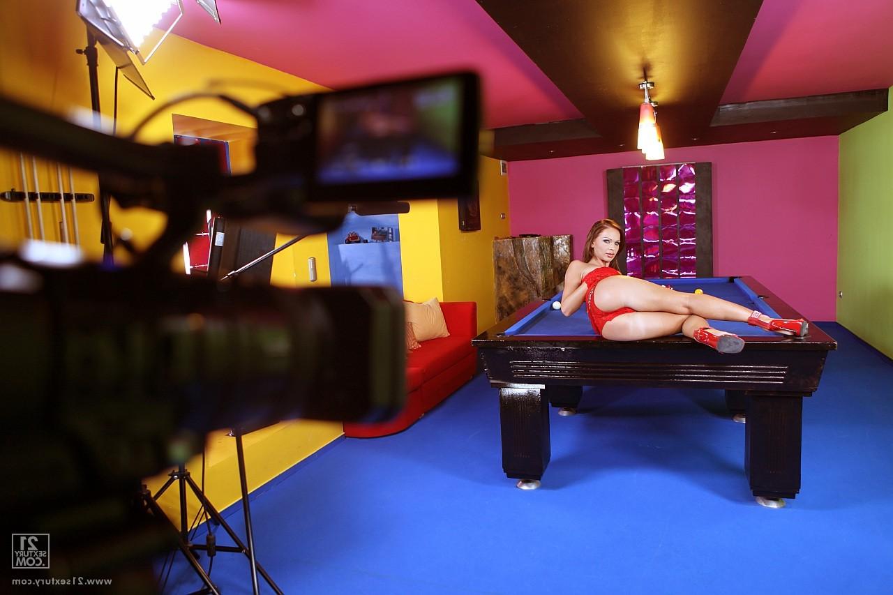 14P Impressionante megera morena Christina Bella posando na mesa de sinuca