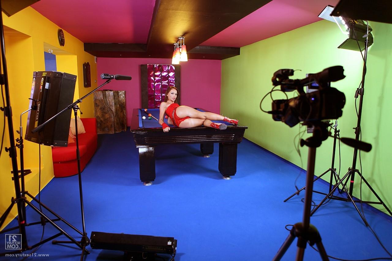 14P Impressionante megera morena Christina Bella posando na mesa de sinuca
