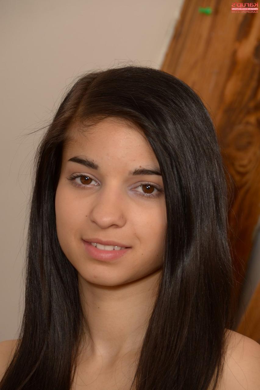 20P A doce e magra adolescente Nikola posa completamente nua e brinca com sua buceta