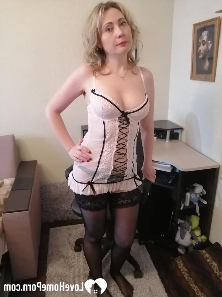 20P Loira amadora MILF revela seu corpo gordinho e exibe sua buceta