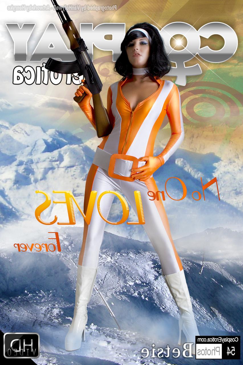 12P Chica de cabello oscuro libera su cuerpo duro de la ropa de cosplay