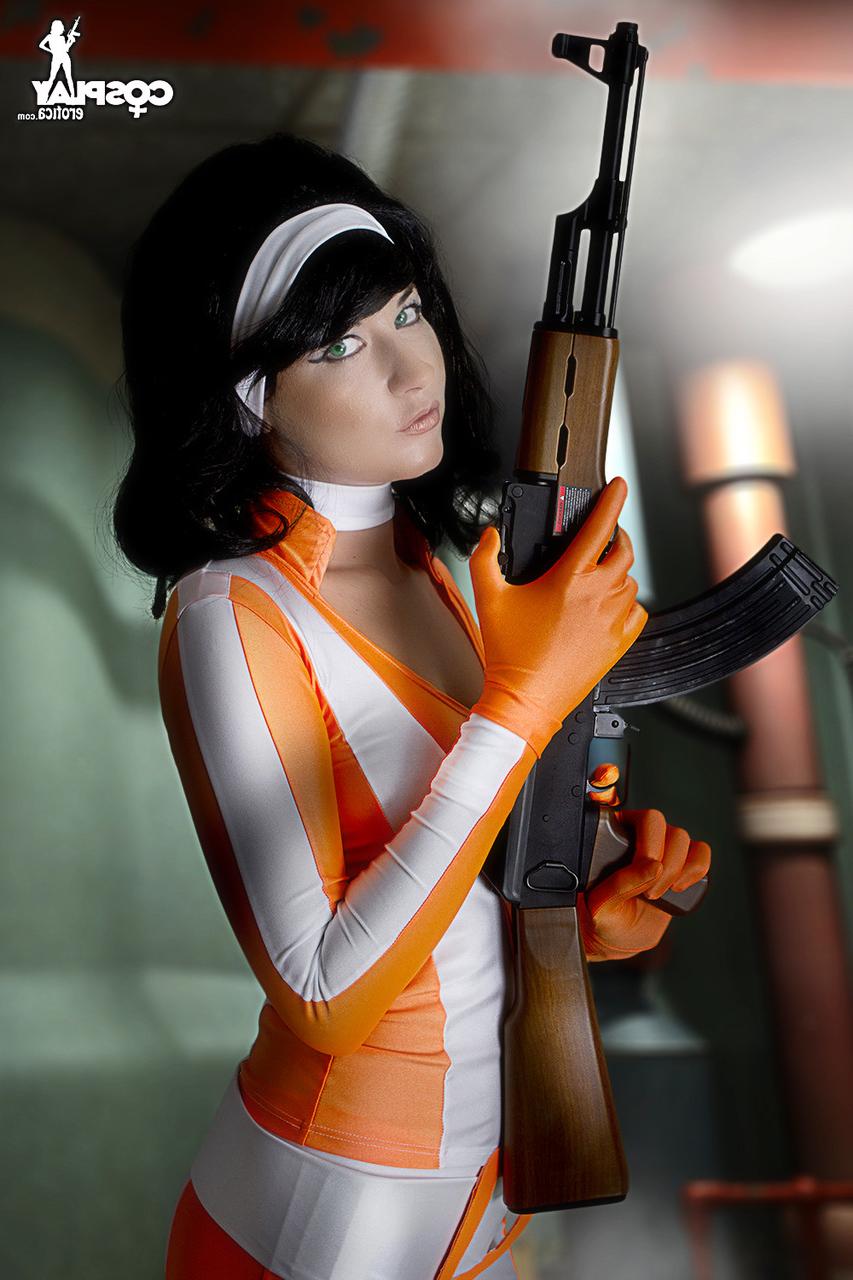 12P Chica de cabello oscuro libera su cuerpo duro de la ropa de cosplay