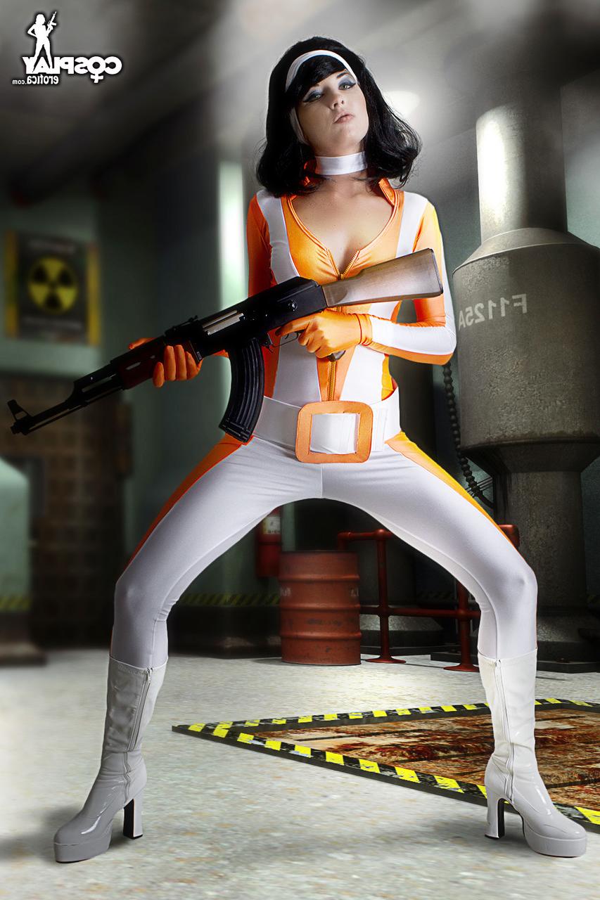 12P Chica de cabello oscuro libera su cuerpo duro de la ropa de cosplay