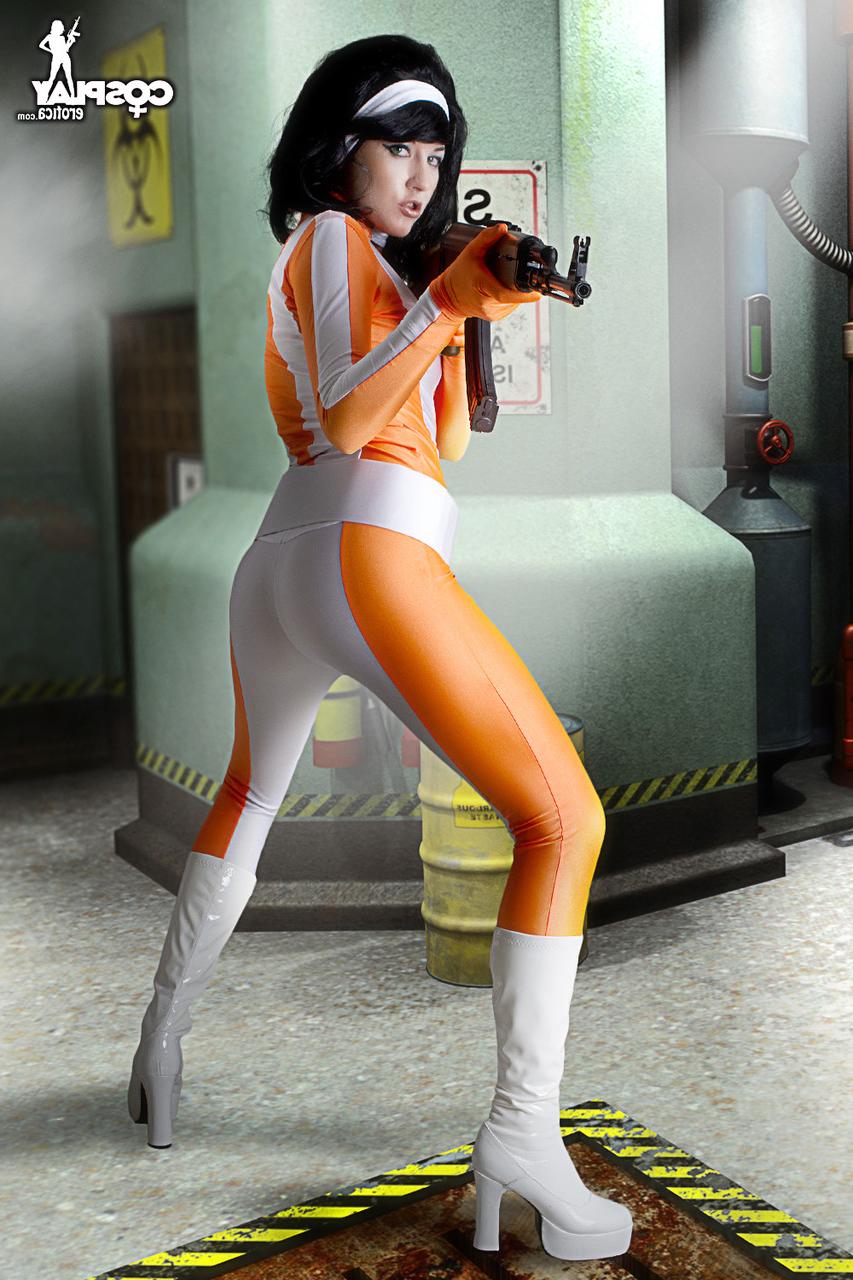 12P Chica de cabello oscuro libera su cuerpo duro de la ropa de cosplay