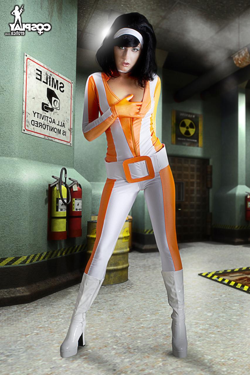 12P Chica de cabello oscuro libera su cuerpo duro de la ropa de cosplay