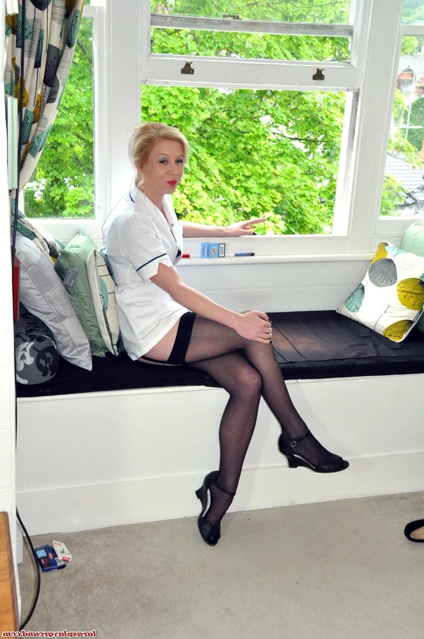 18P La salope impertinente Lara engage l'infirmière blonde Cali pour un léchage de chatte sexy en gros plan.