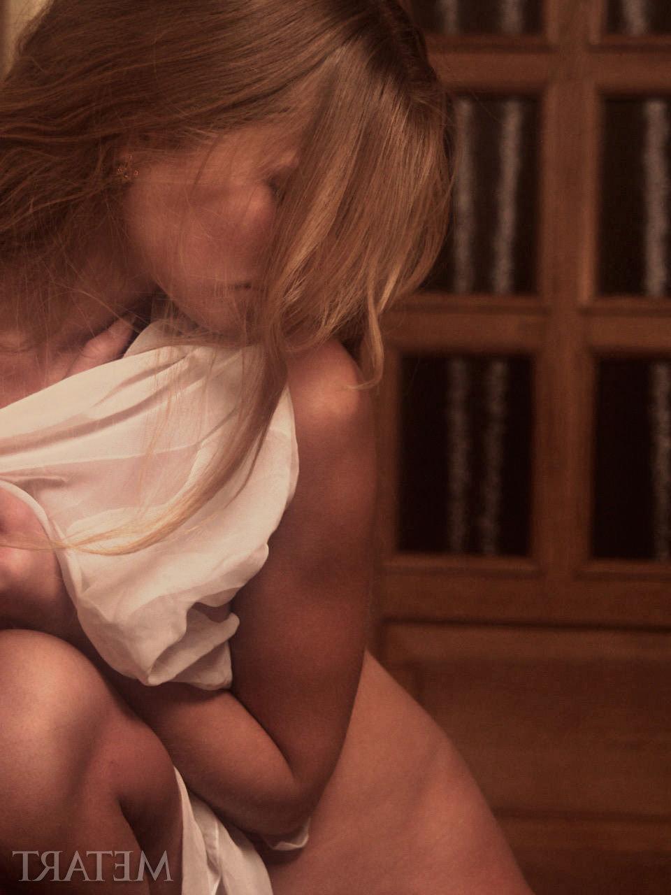 17P Linda garota loira Andrea C mostra sua bela bunda durante poses sedutoras