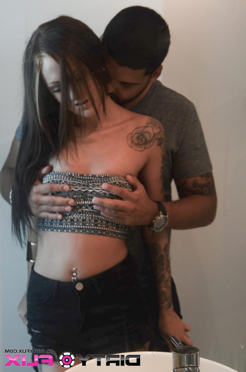 20P La delgada adolescente amateur con tatuajes Kendra Cole es follada delante de su novio