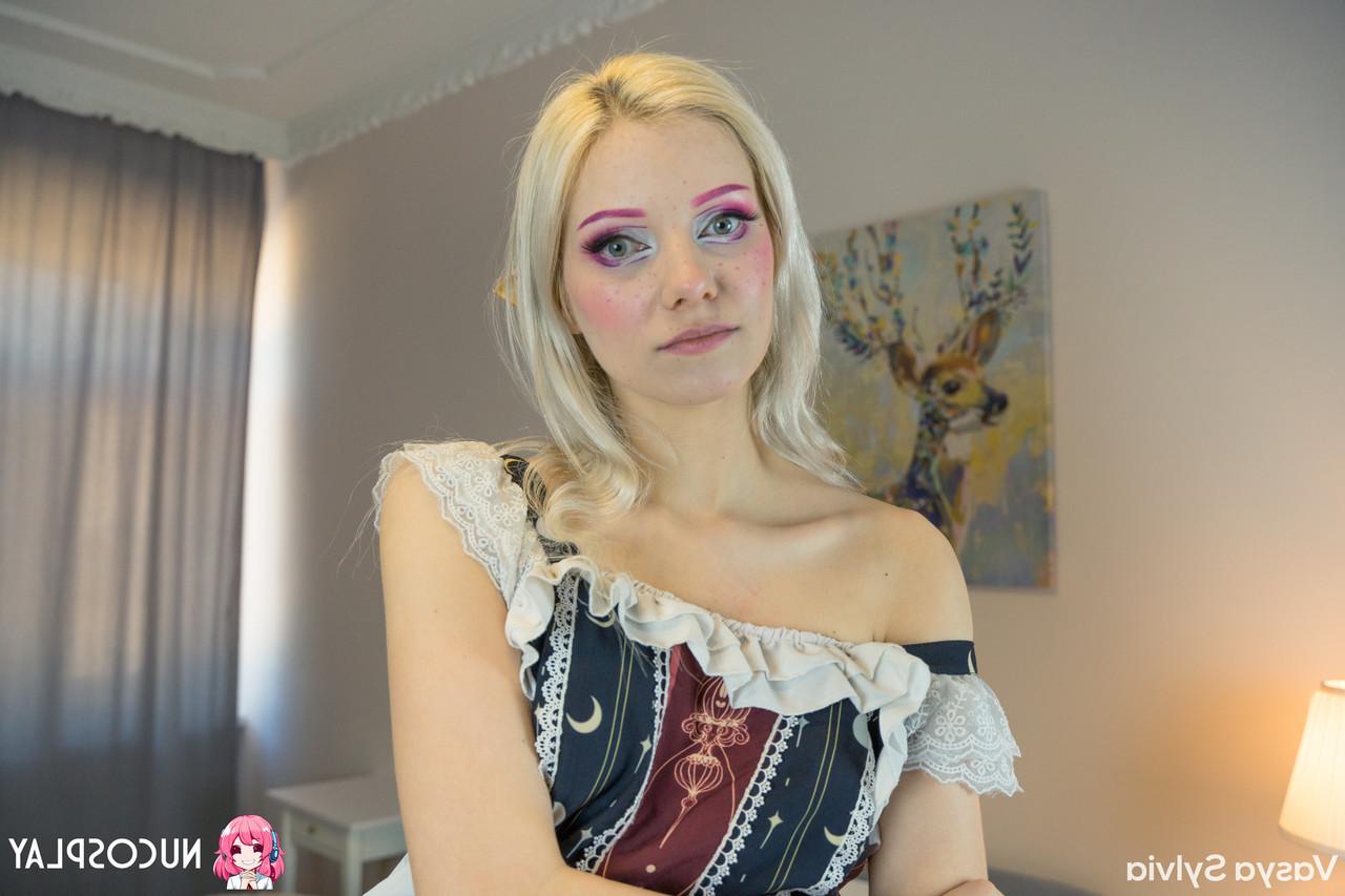 15P Die hübsche Blondine Vasya Sylvia lässt ihren Tanga herunterziehen und streckt die Zunge heraus