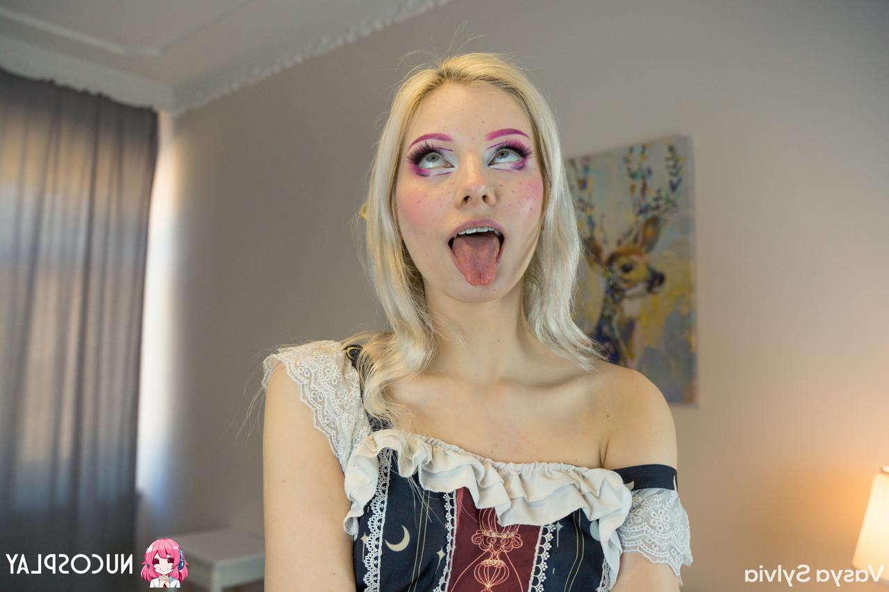 15P Die hübsche Blondine Vasya Sylvia lässt ihren Tanga herunterziehen und streckt die Zunge heraus