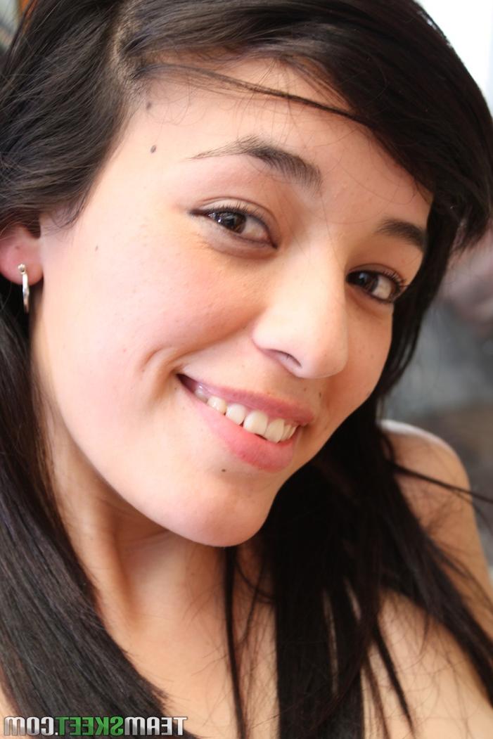20P A adolescente naturalmente peituda Sharon Hernandez faz um tratamento facial borbulhante em um trio MMF