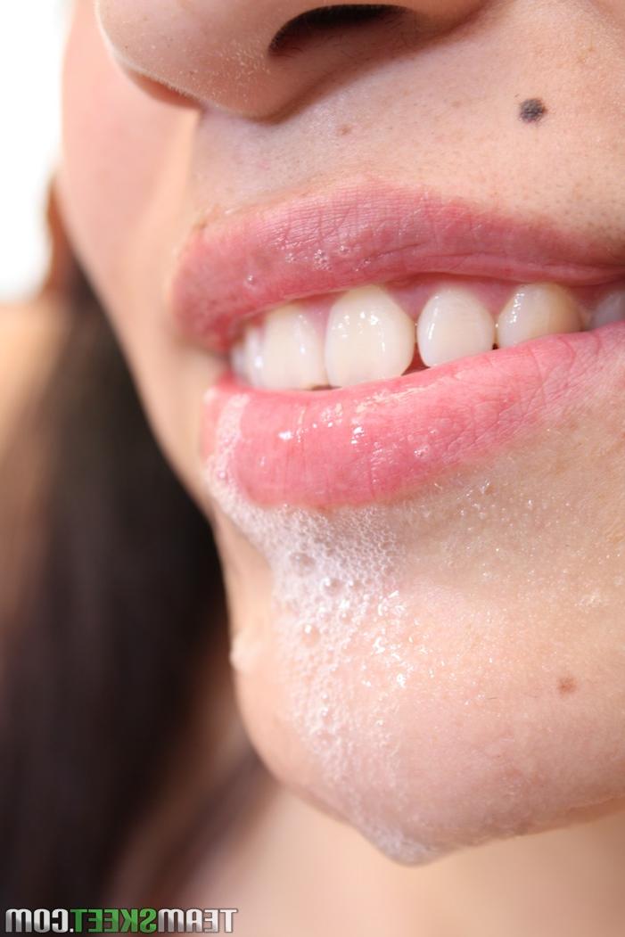 20P A adolescente naturalmente peituda Sharon Hernandez faz um tratamento facial borbulhante em um trio MMF