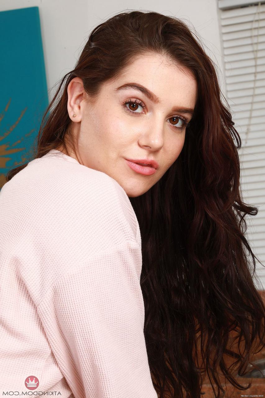 20P A bela morena Kasey Warner mostra sua buceta peluda rosa de perto