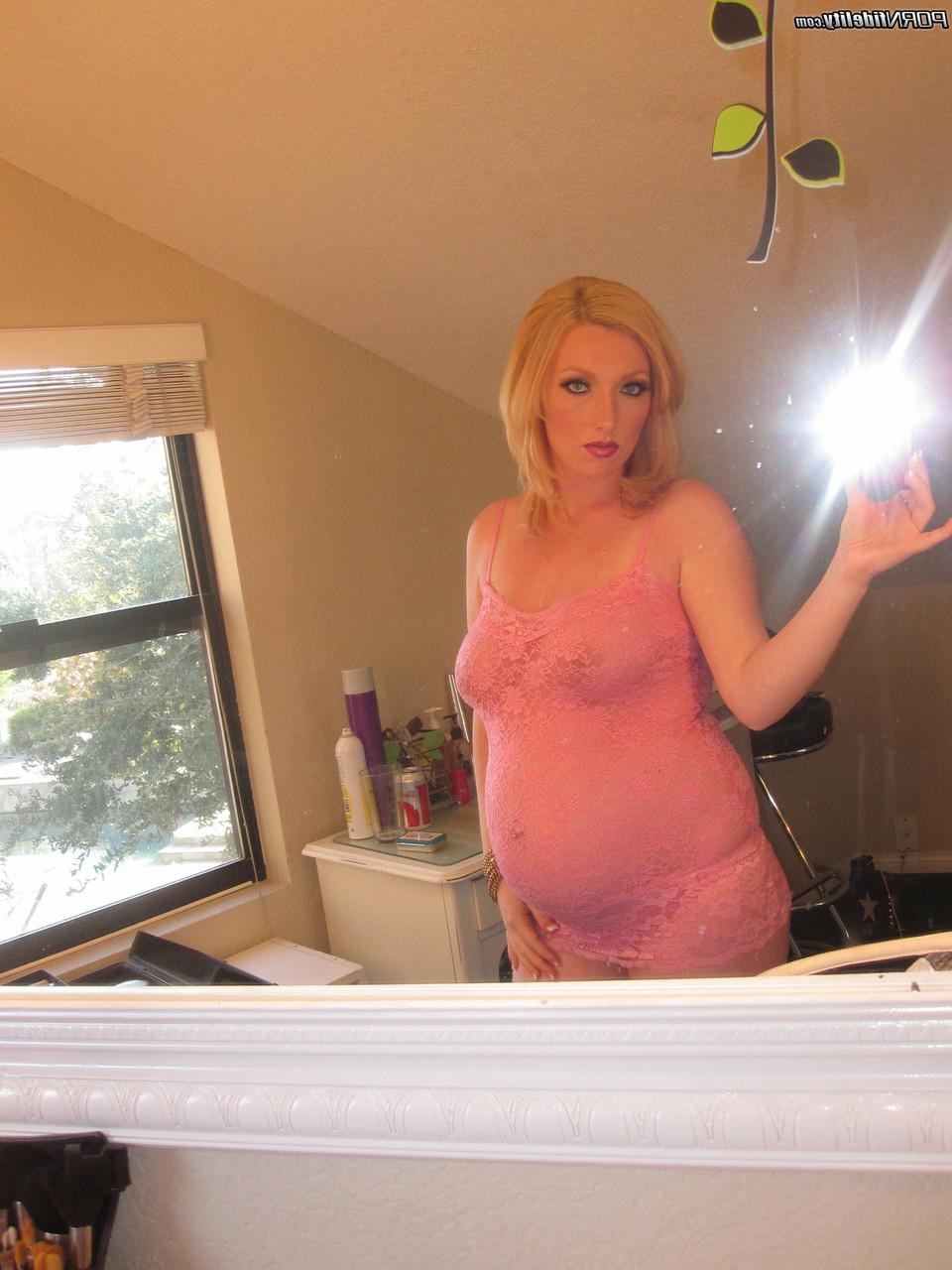 16P A estrela pornográfica grávida de MILF Tegan exibe sua barriga de bebê e acaricia peitos grandes inchados