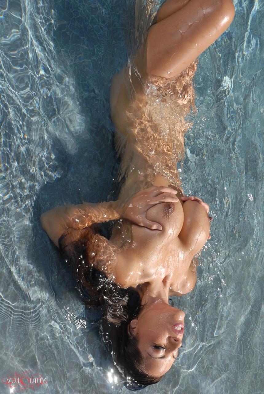 20P Estrela pornô com peitos falsos Yuri Luv se despindo e se masturbando na piscina