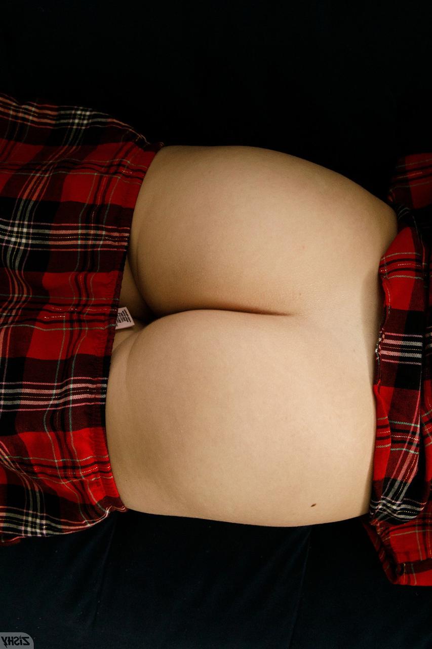 13P Die junge Blondine Gia Ohmy enthüllt ihre natürlichen Titten und ihren großen Hintern