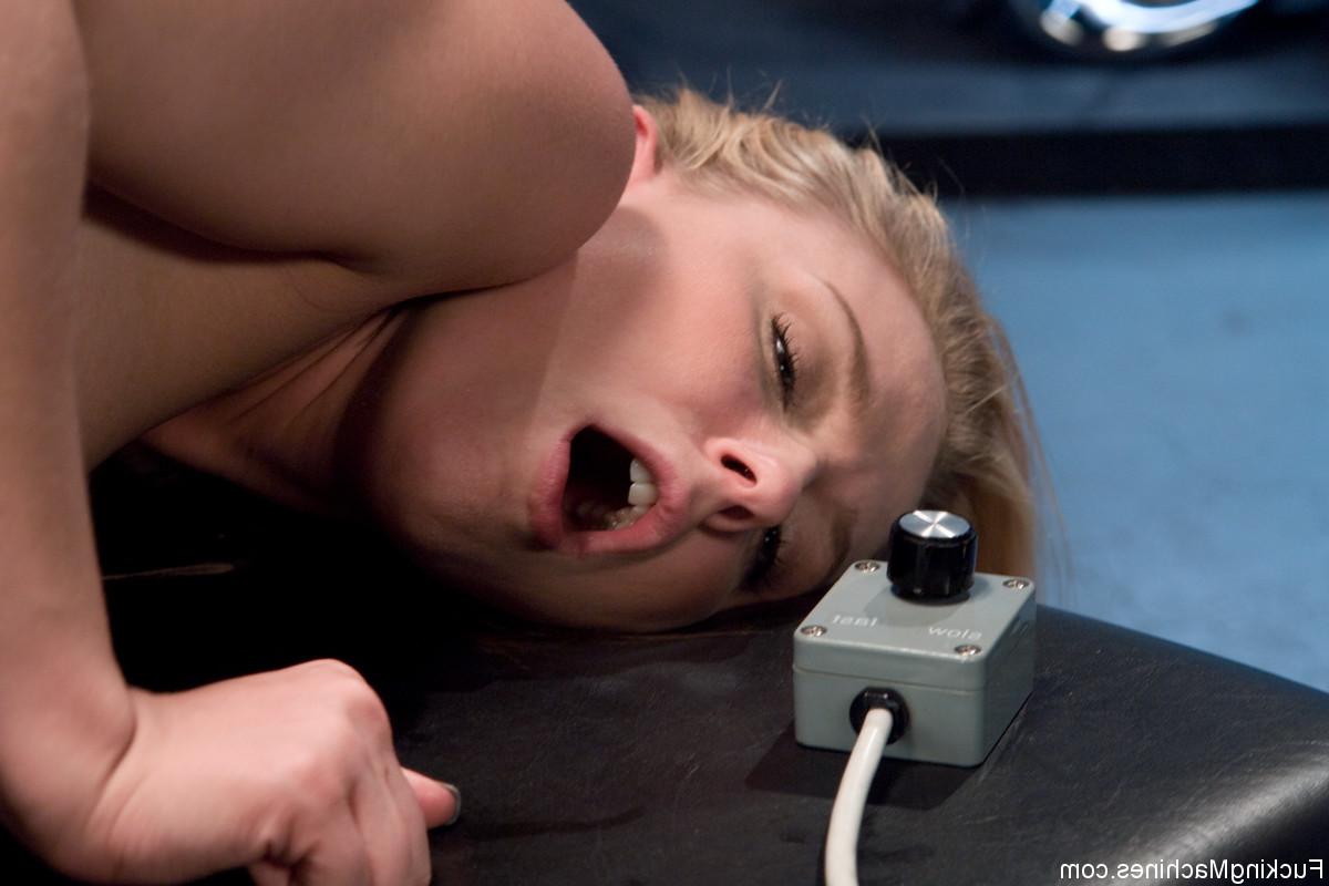 20P Nude Natalie Norton taking a machine dildo up her snatch doggystyle