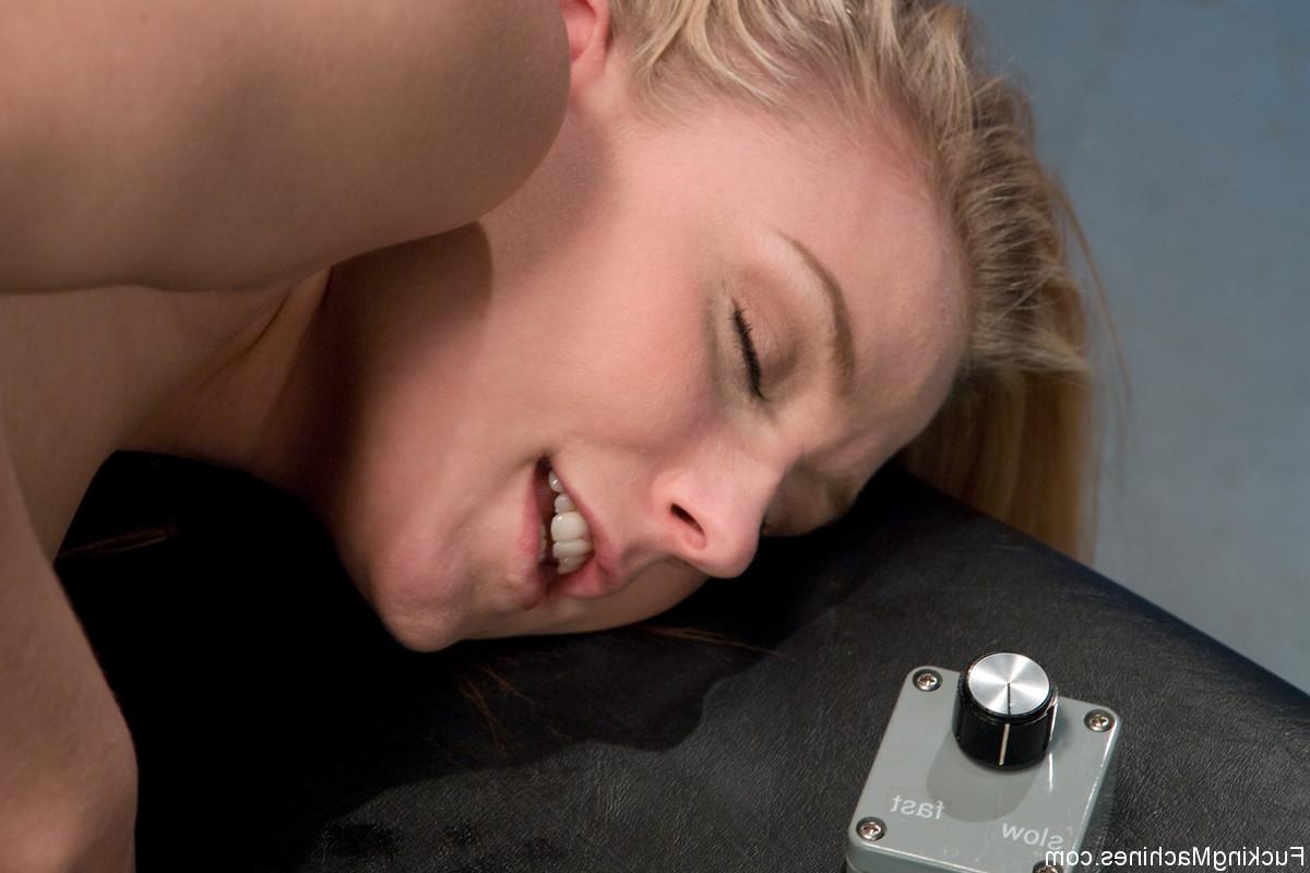 20P Nude Natalie Norton taking a machine dildo up her snatch doggystyle