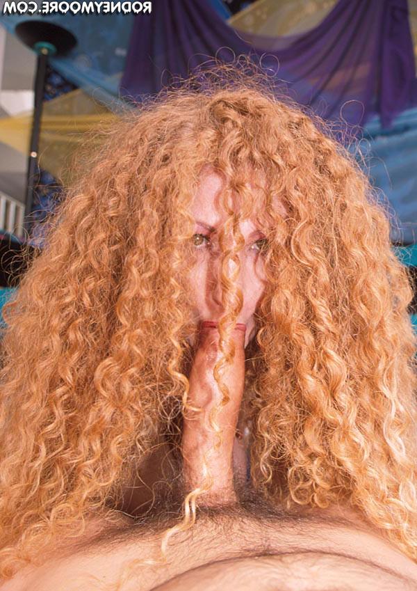 20P Die lockige Amateurin Annie Body posiert nackt, bevor sie einen schönen Blowjob gibt