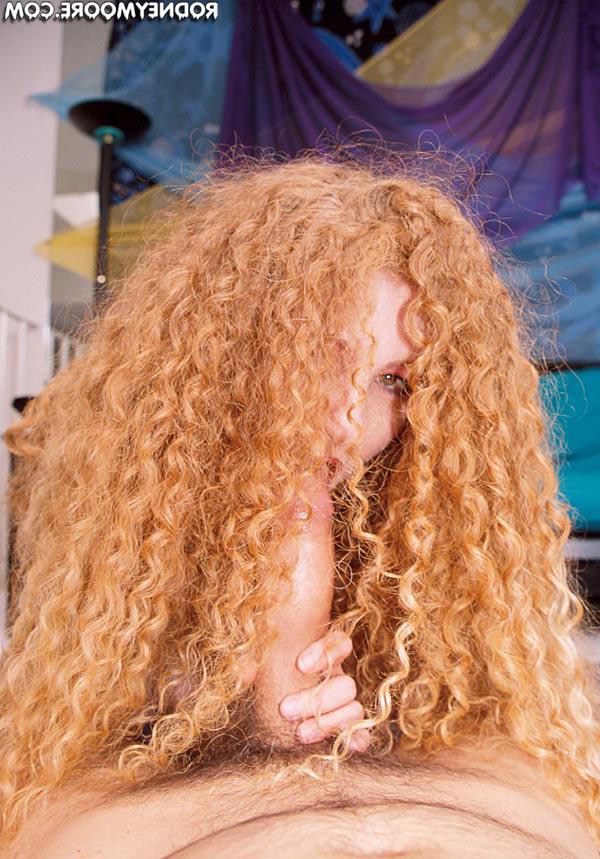 20P Die lockige Amateurin Annie Body posiert nackt, bevor sie einen schönen Blowjob gibt