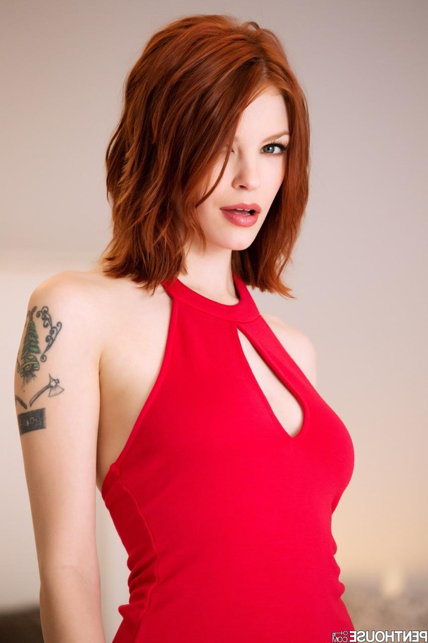 16P La impresionante pelirroja Bree Daniels se quita el vestido para tocarse el dulce coño afeitado