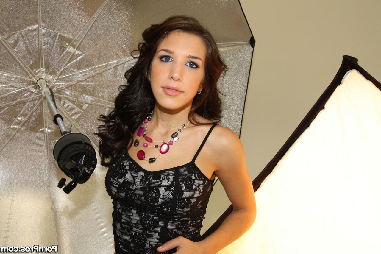 17P Die verführerische brünette Geliebte Krystal Benz zeigt bei einem Fotoshooting ihre kleinen Titten