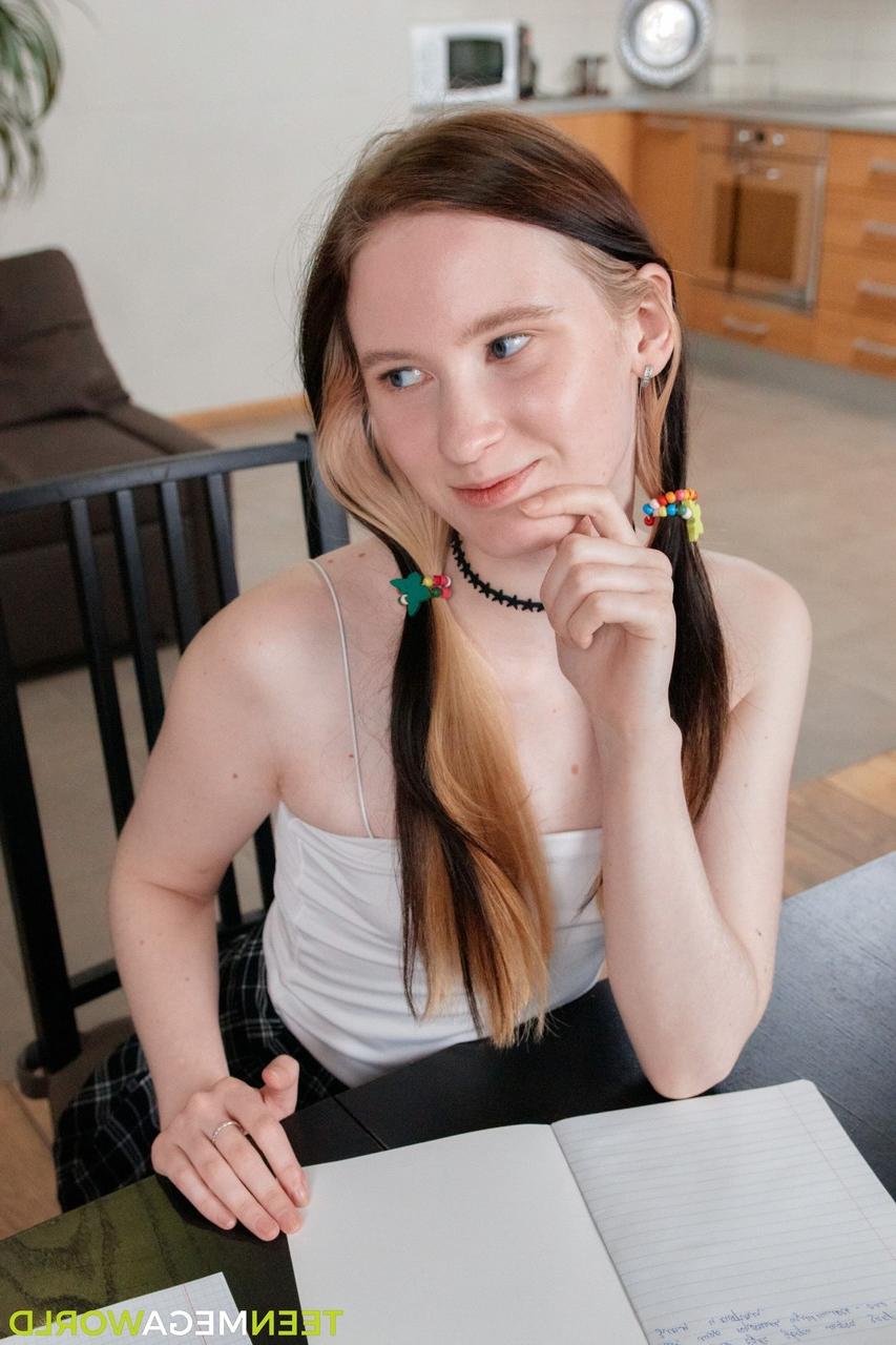 20P Die süße Teenagerin Julia A lässt sich in weißen Kniestrümpfen die Möse lecken und ficken