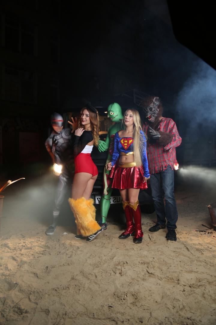 20P La zorra de fiesta dura Lullu Gun se pone cachonda follando en Halloween en sexo grupal disfrazado