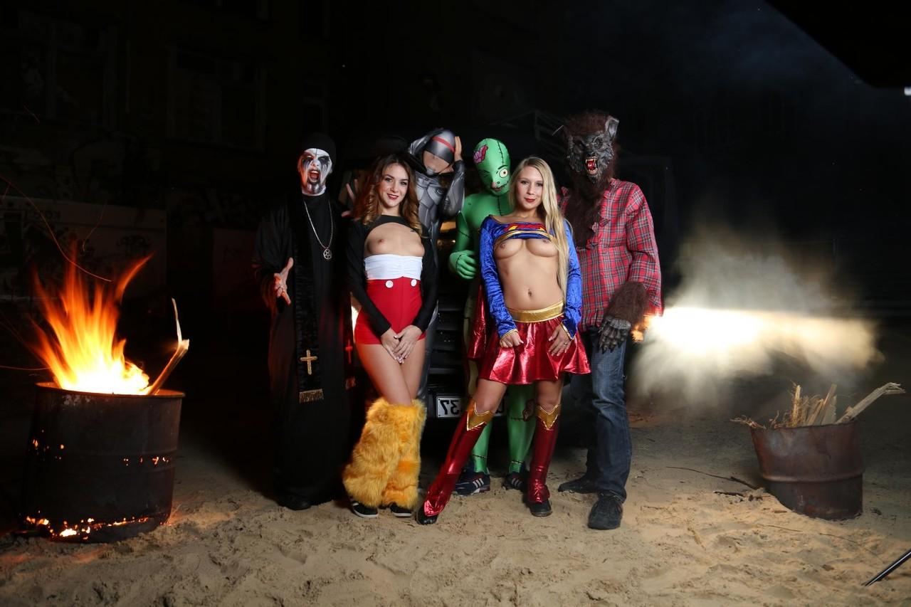 20P La zorra de fiesta dura Lullu Gun se pone cachonda follando en Halloween en sexo grupal disfrazado