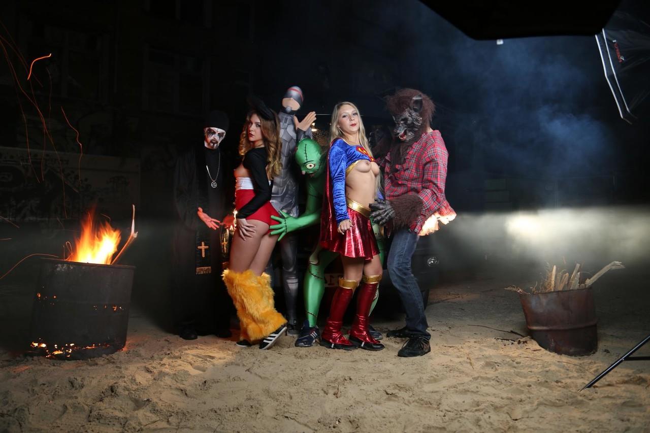 20P La zorra de fiesta dura Lullu Gun se pone cachonda follando en Halloween en sexo grupal disfrazado