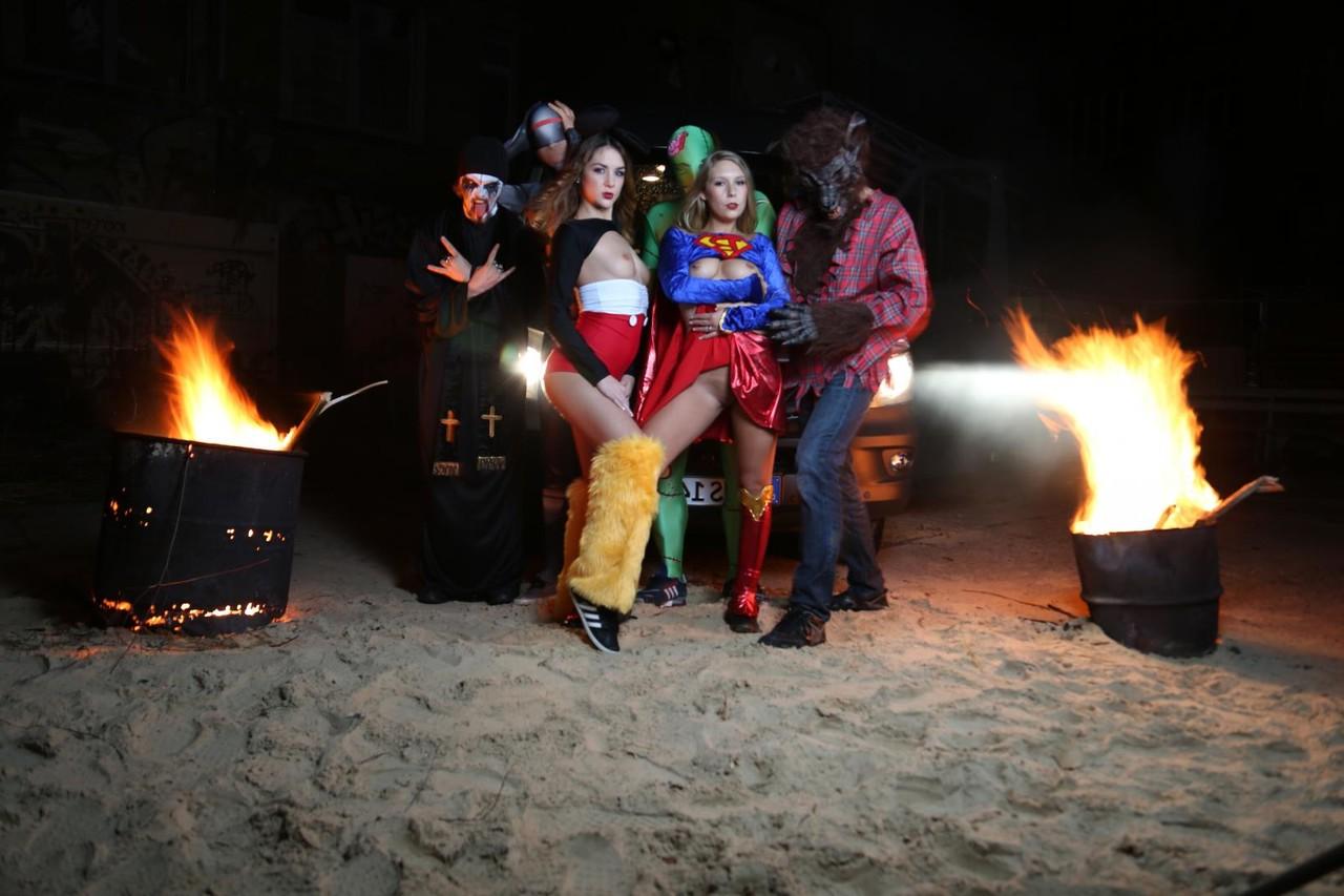 20P La zorra de fiesta dura Lullu Gun se pone cachonda follando en Halloween en sexo grupal disfrazado