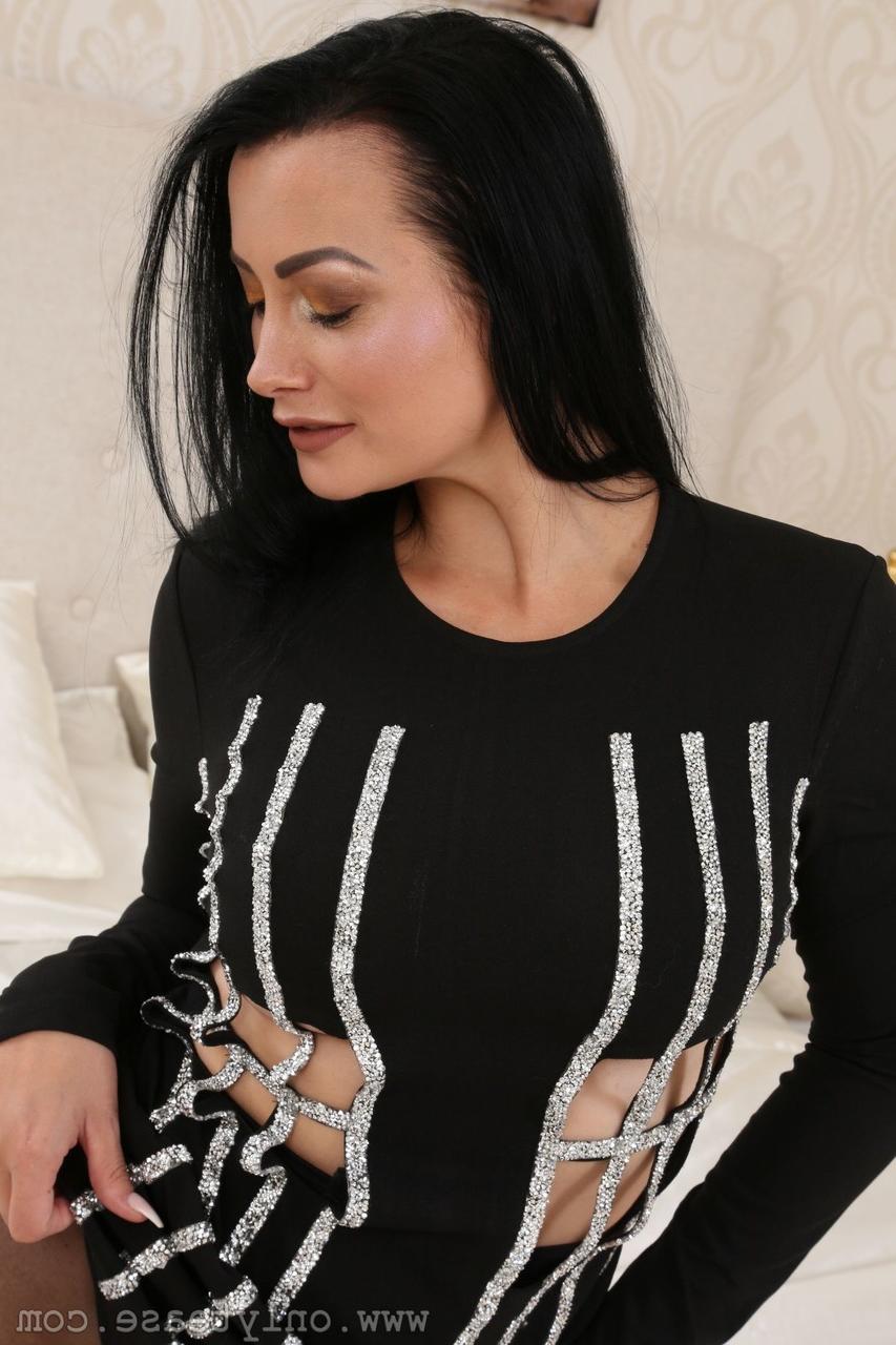 20P La pequeña morena británica Kelli Smith expone sus grandes tetas y su culo redondo en pantimedias