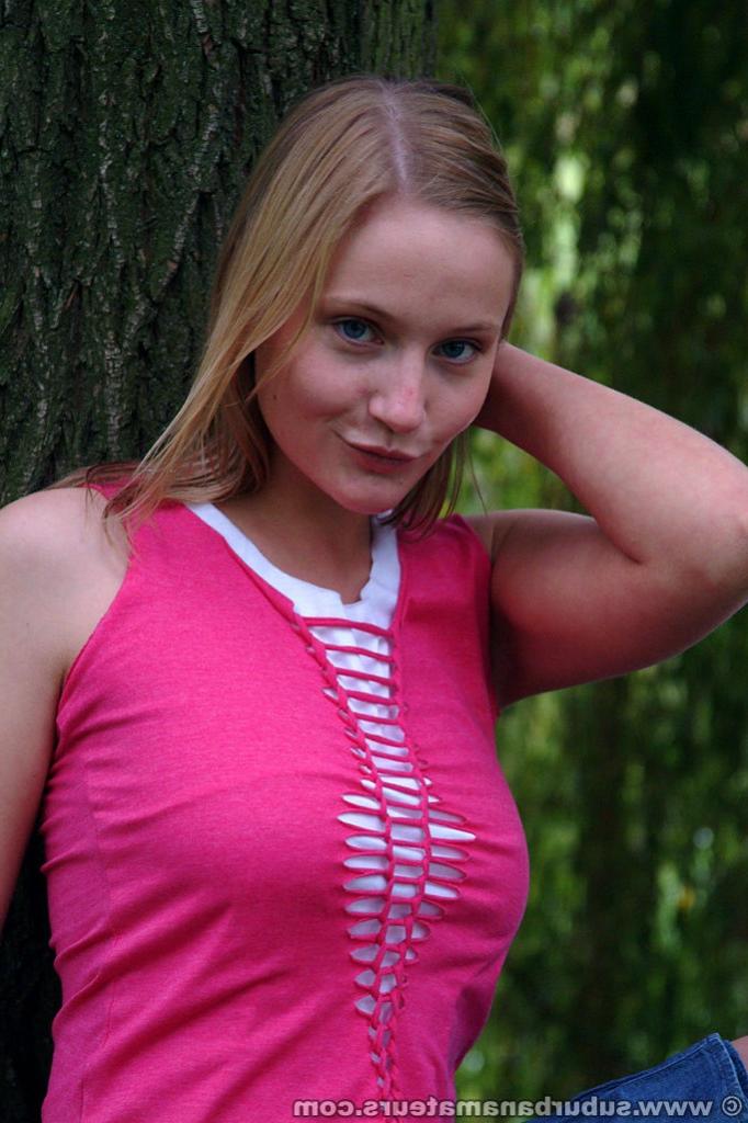 20P Die freche Amateurin Tabbi entblößt ihre großen Brüste und ihre leckbare Muschi im Freien