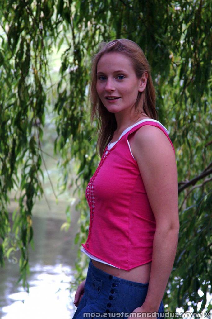20P Die freche Amateurin Tabbi entblößt ihre großen Brüste und ihre leckbare Muschi im Freien