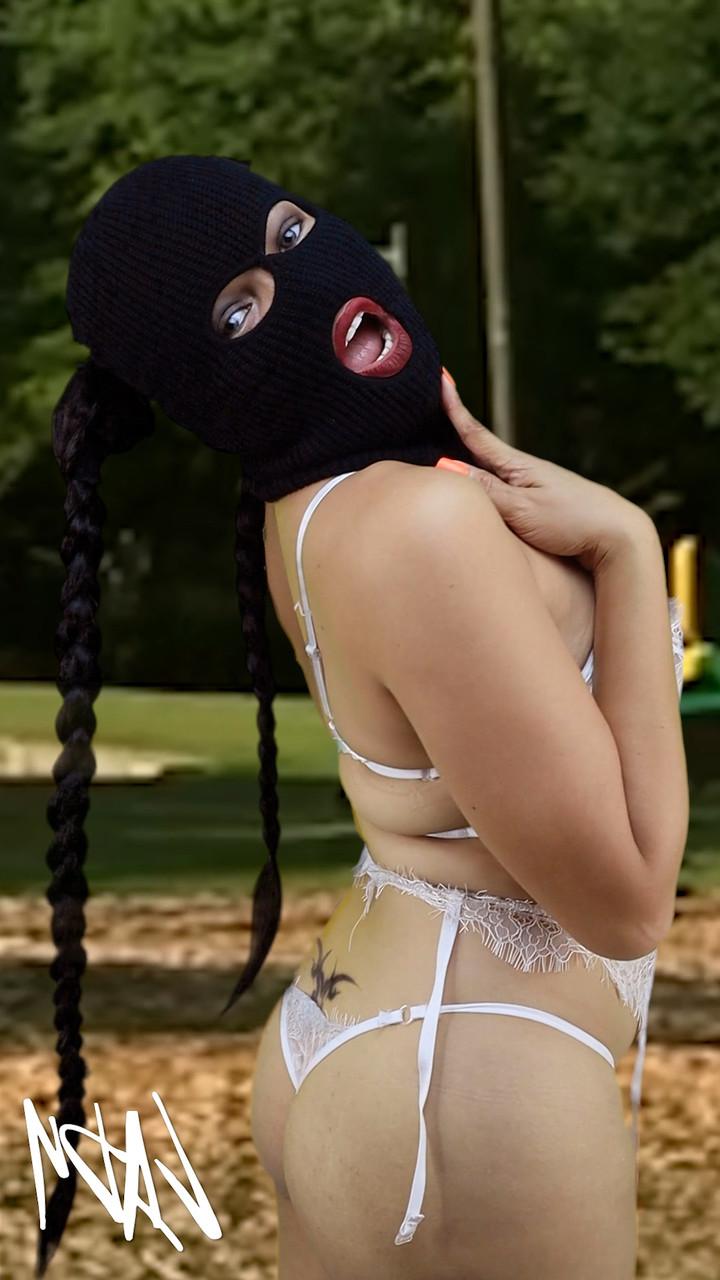 15P Transexual morena enmascarada haciendo alarde de su gran culo y tetas en lencería al aire libre