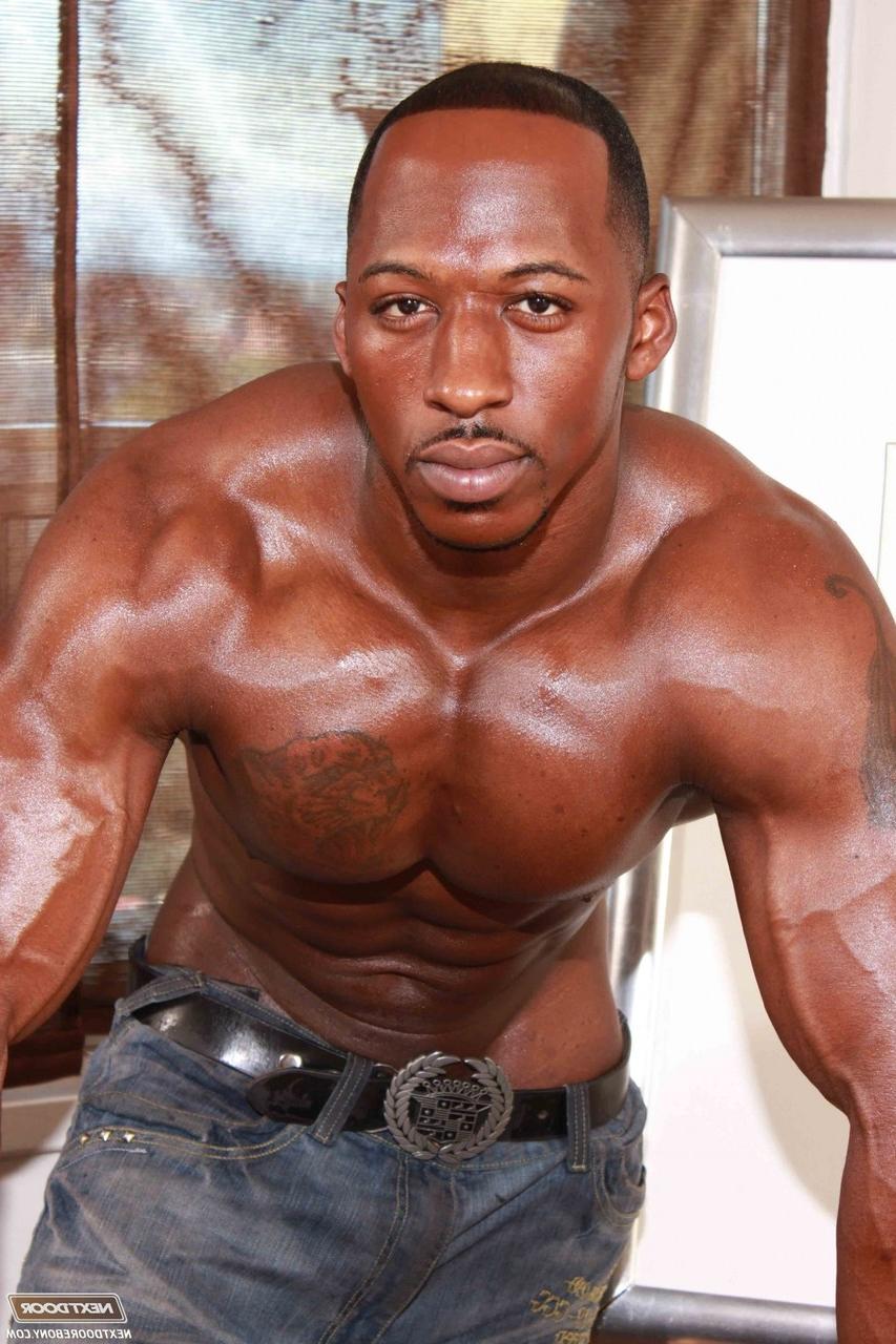 20P Gay musculoso e excitado Derek Jackson exibe seu pau enorme enquanto se despe