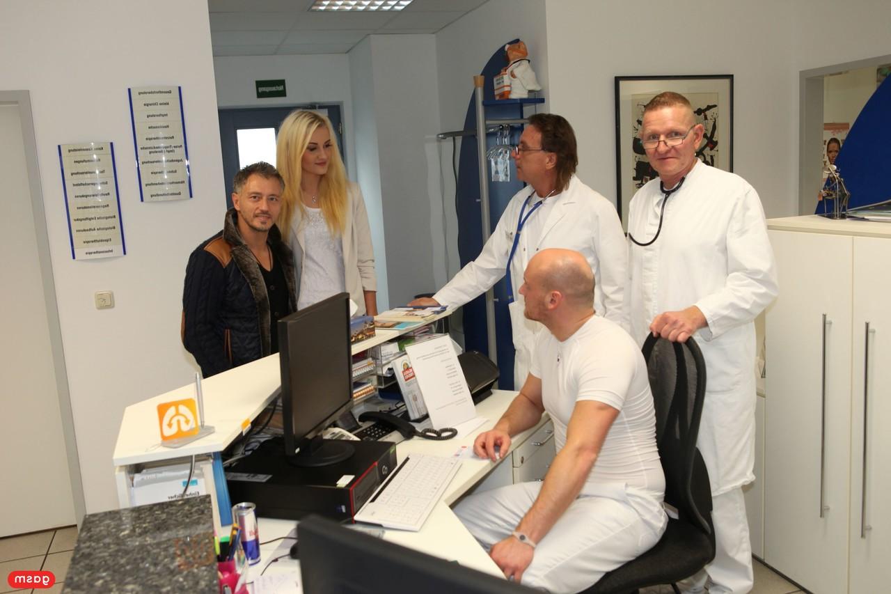 15P Blonde ukrainische Schlampe posiert zwischen perversen Ärzten im Krankenhaus