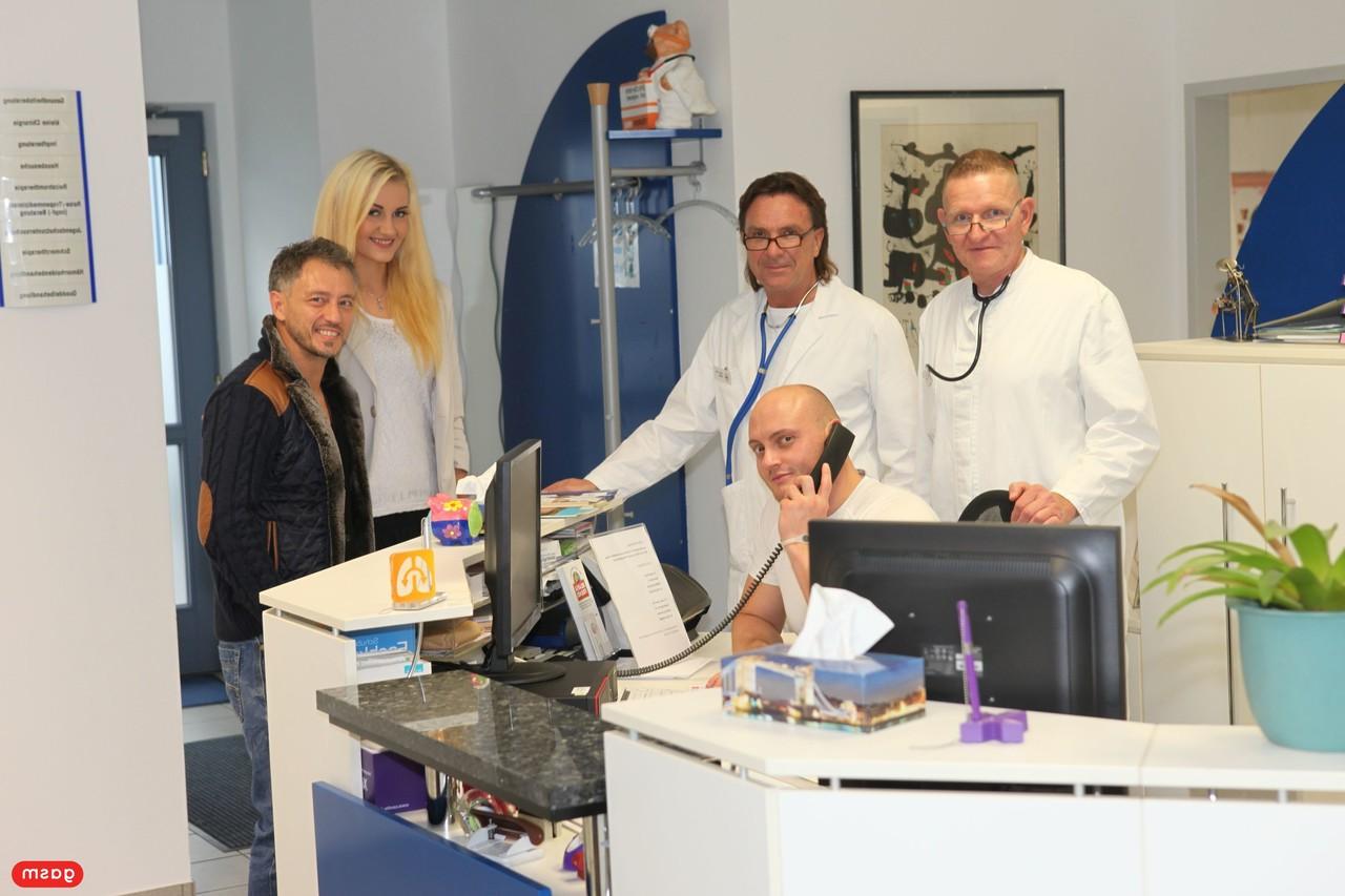 15P Blonde ukrainische Schlampe posiert zwischen perversen Ärzten im Krankenhaus