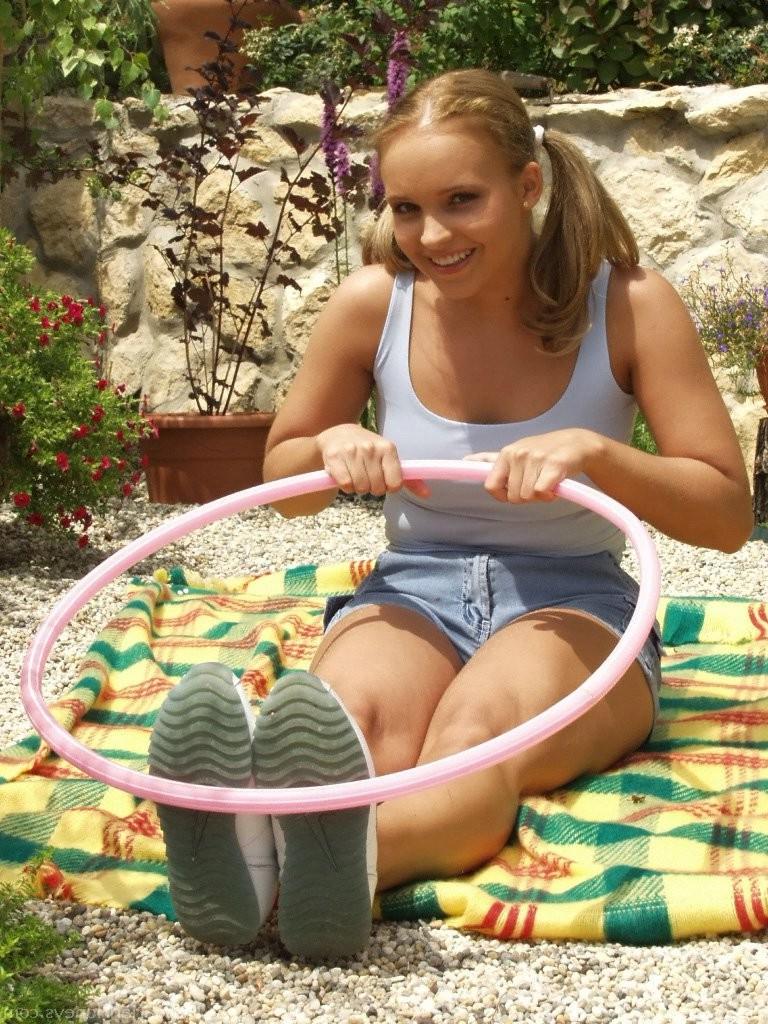 20P Das sexy ungarische Babe Tiffany Rose fingert draußen ihre süße rosa Muschi
