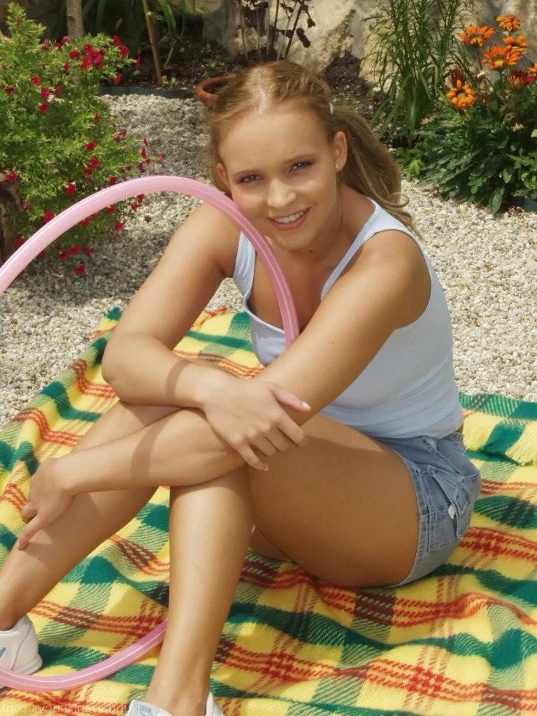 20P Das sexy ungarische Babe Tiffany Rose fingert draußen ihre süße rosa Muschi