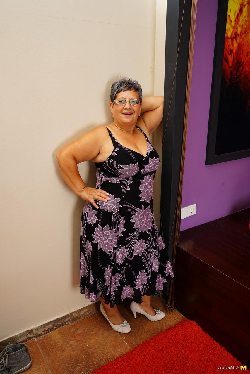 16P Die fette Oma zeigt ihren großen Arsch, nachdem sie sich mit Brille auf dem Bett nackt ausgezogen hat