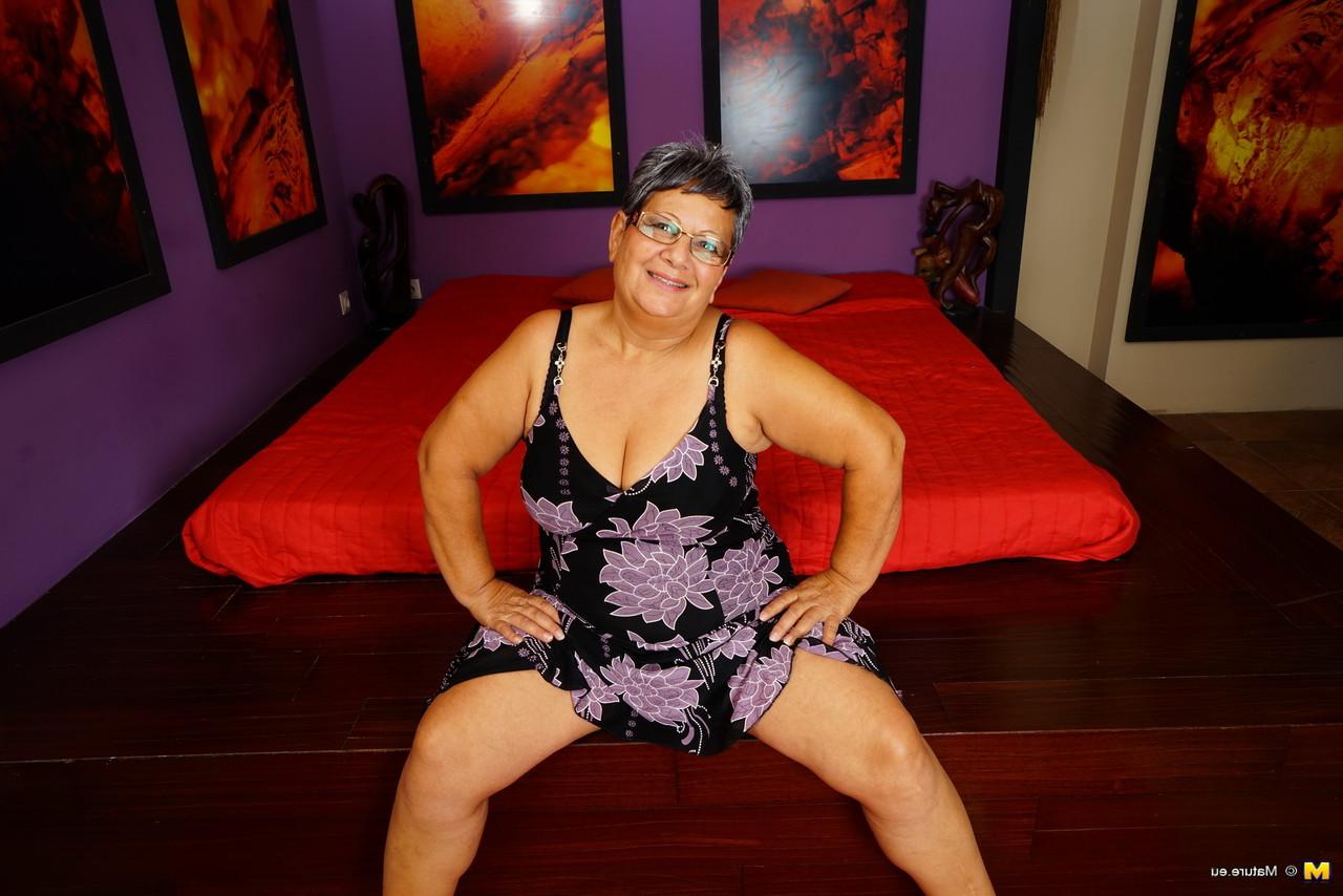 16P Die fette Oma zeigt ihren großen Arsch, nachdem sie sich mit Brille auf dem Bett nackt ausgezogen hat