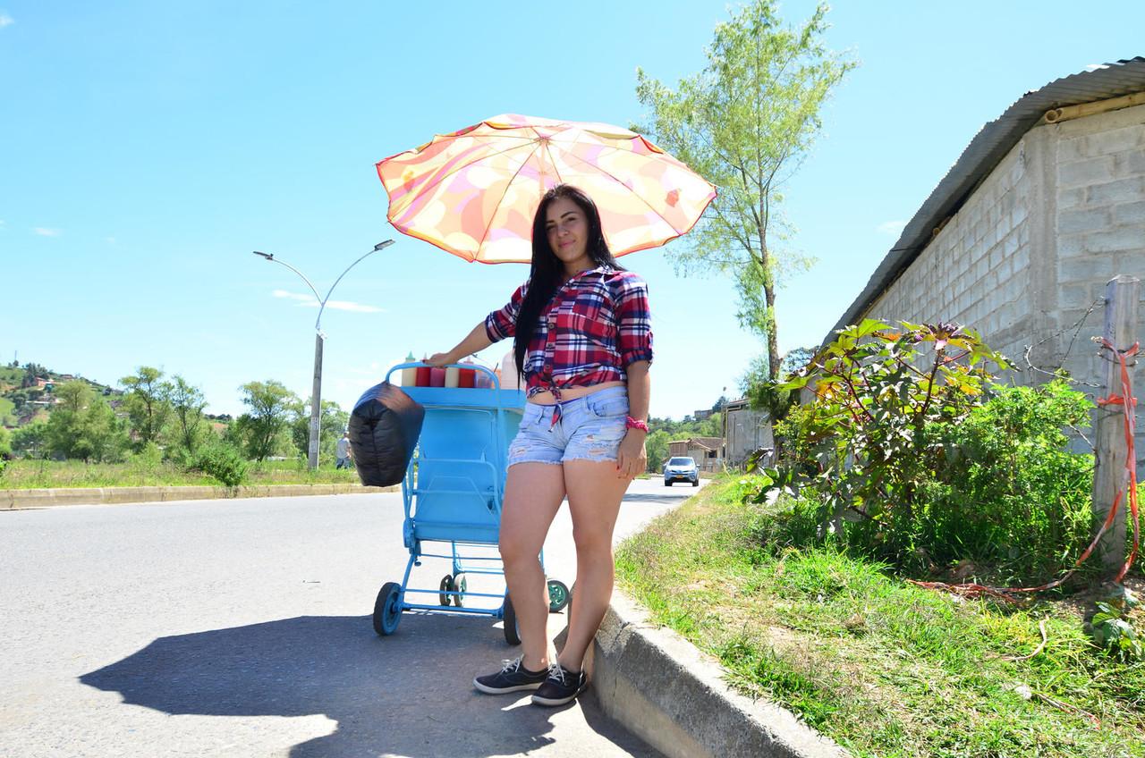 20P Morena Latina com seios naturais Andrea Gaviria exibe sua bunda cheia de bolhas