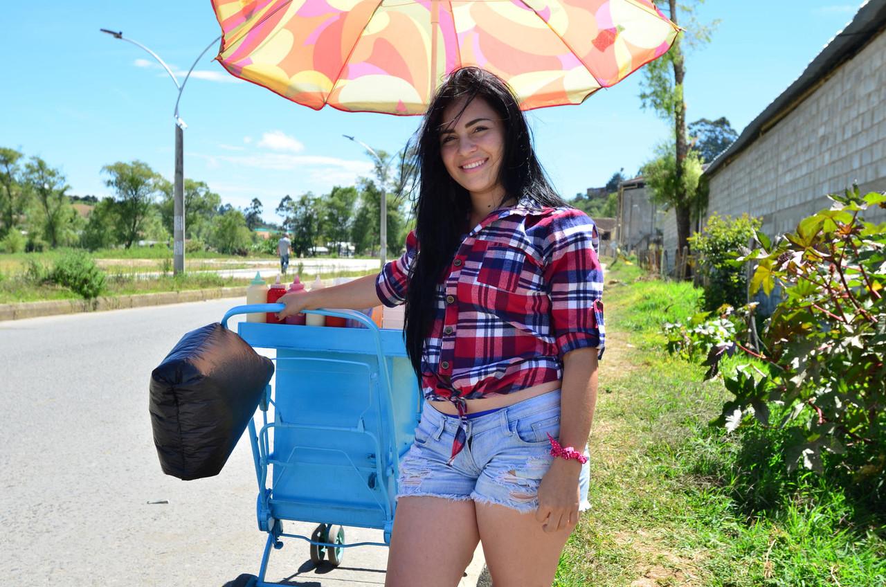 20P Morena Latina com seios naturais Andrea Gaviria exibe sua bunda cheia de bolhas