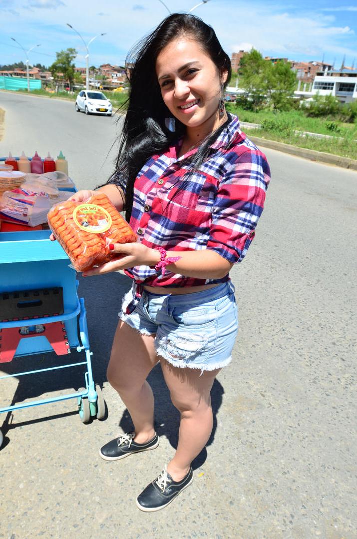 20P Morena Latina com seios naturais Andrea Gaviria exibe sua bunda cheia de bolhas