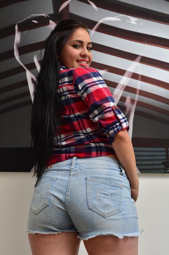 20P Morena Latina com seios naturais Andrea Gaviria exibe sua bunda cheia de bolhas