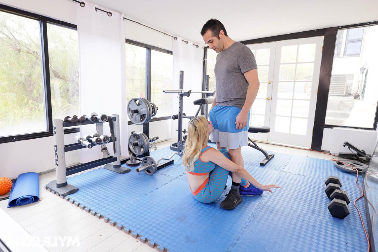 20P Rubia PAWG Angelica Coralvine follada y facializada en el gimnasio