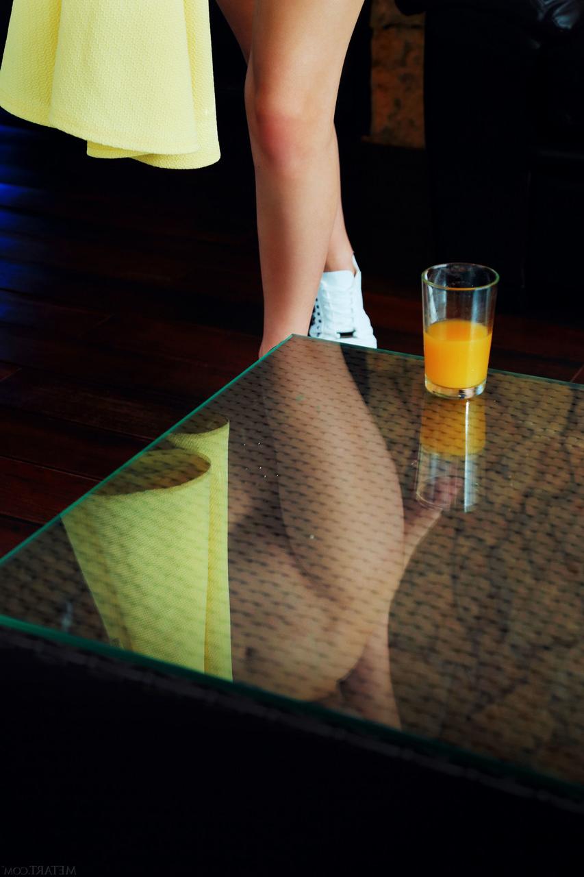 20P La jolie fille Maible montre ses seins juteux et sa chatte rasée léchable.