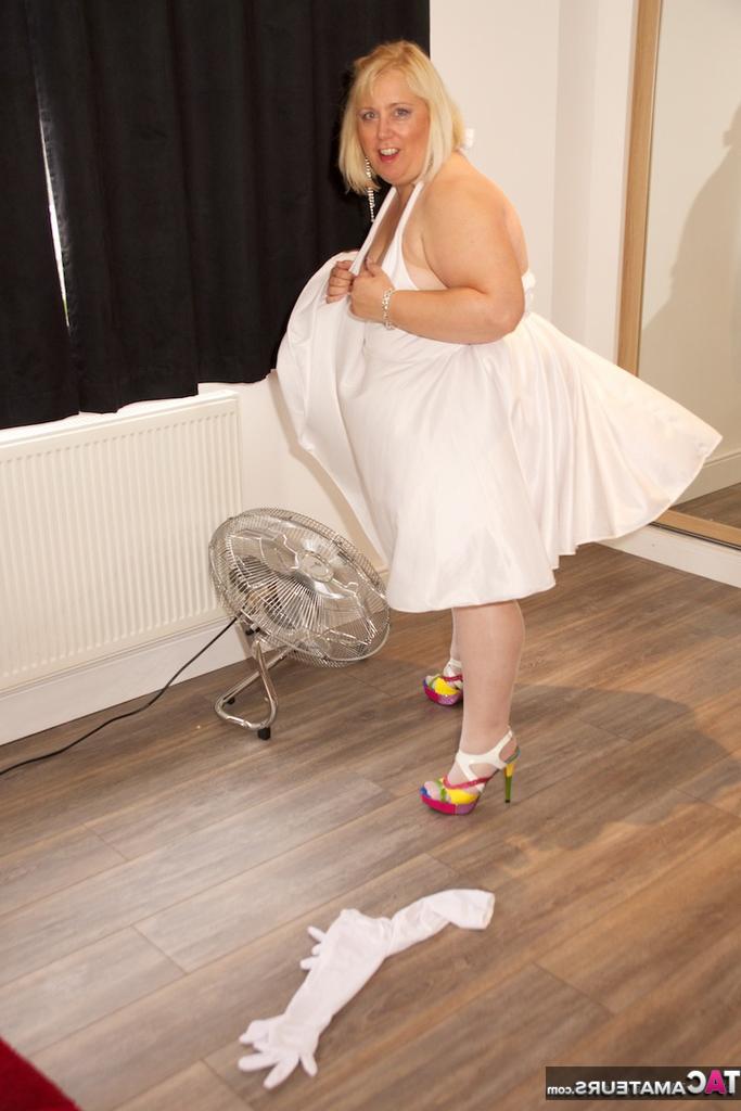 20P Die fette Britin Lexie Cummings entblößt ihre Titten während einer Nachstellung von Marilyn Monroe
