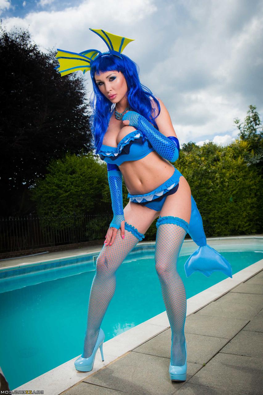 20P La déesse du cosplay Patty Michova dévoile ses gros seins et s'arrache au bord de la piscine.